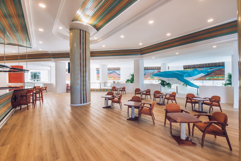 Iberostar Waves Bouganville Playa — Restaurant & bars in Costa Adeje, Canary Islands
