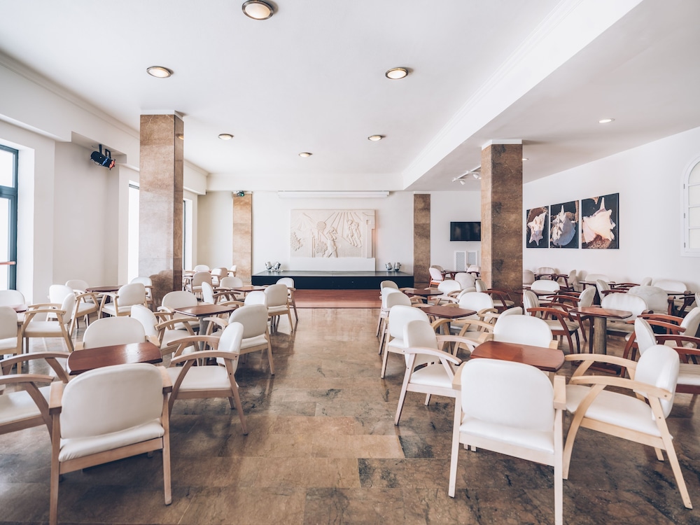Iberostar Waves Las Dalias -All Inclusive — Restaurant & bars in Costa Adeje, Canary Islands