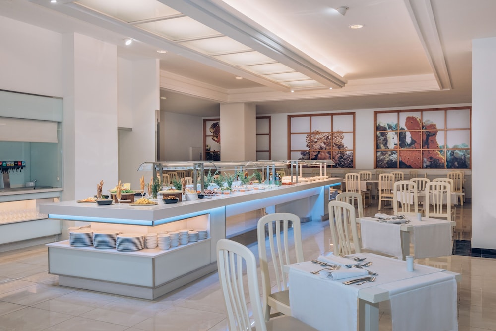 Iberostar Waves Las Dalias -All Inclusive — Restaurant & bars in Costa Adeje, Canary Islands