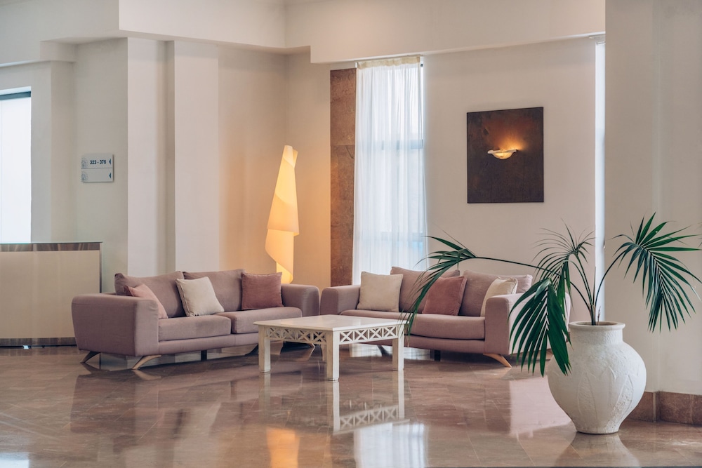 Iberostar Waves Las Dalias -All Inclusive — Hotel building in Costa Adeje, Canary Islands