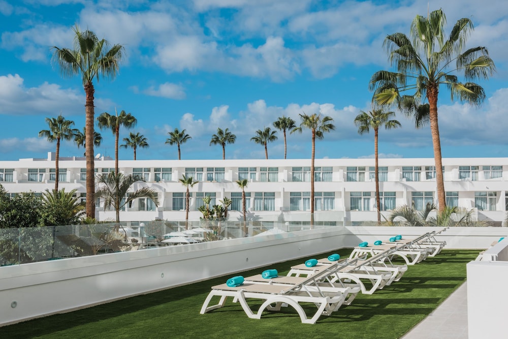 Iberostar Waves Las Dalias -All Inclusive — Hotel building in Costa Adeje, Canary Islands