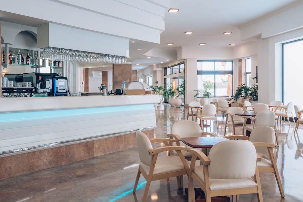 Iberostar Waves Las Dalias -All Inclusive — Restaurant & bars in Costa Adeje, Canary Islands