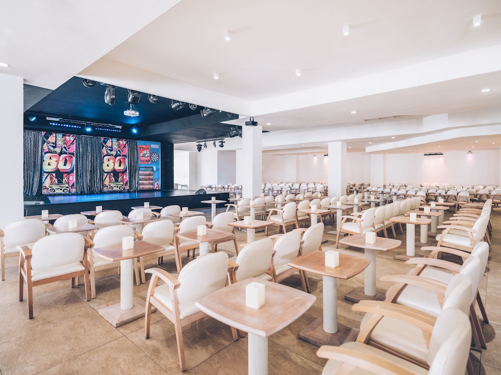 Iberostar Waves Las Dalias -All Inclusive — Restaurant & bars in Costa Adeje, Canary Islands
