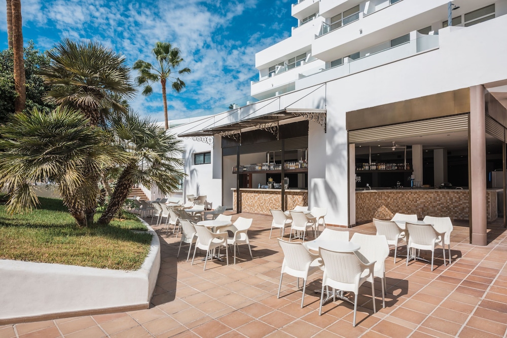 Iberostar Waves Las Dalias -All Inclusive — Restaurant & bars in Costa Adeje, Canary Islands
