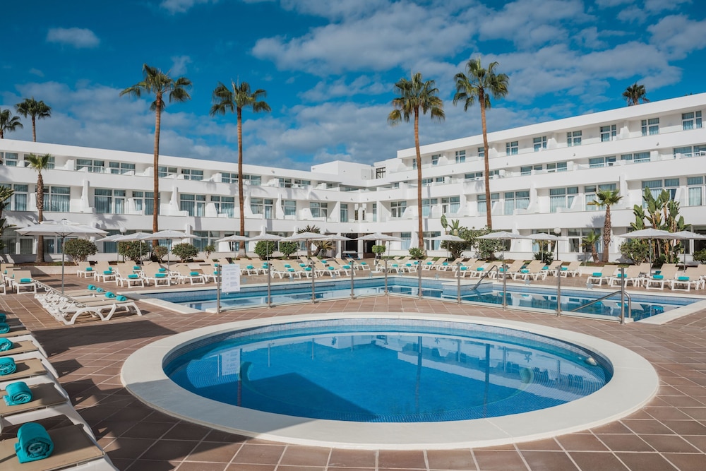 Iberostar Waves Las Dalias -All Inclusive — Hotel building in Costa Adeje, Canary Islands
