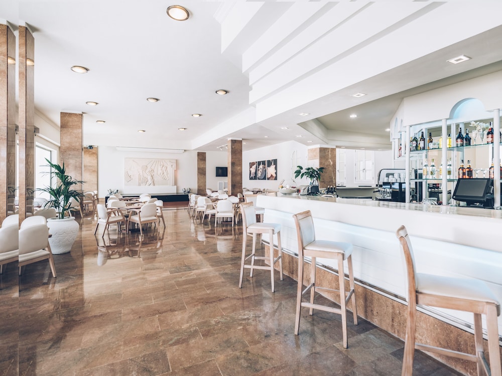 Iberostar Waves Las Dalias -All Inclusive — Restaurant & bars in Costa Adeje, Canary Islands