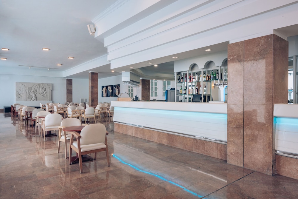 Iberostar Waves Las Dalias -All Inclusive — Restaurant & bars in Costa Adeje, Canary Islands