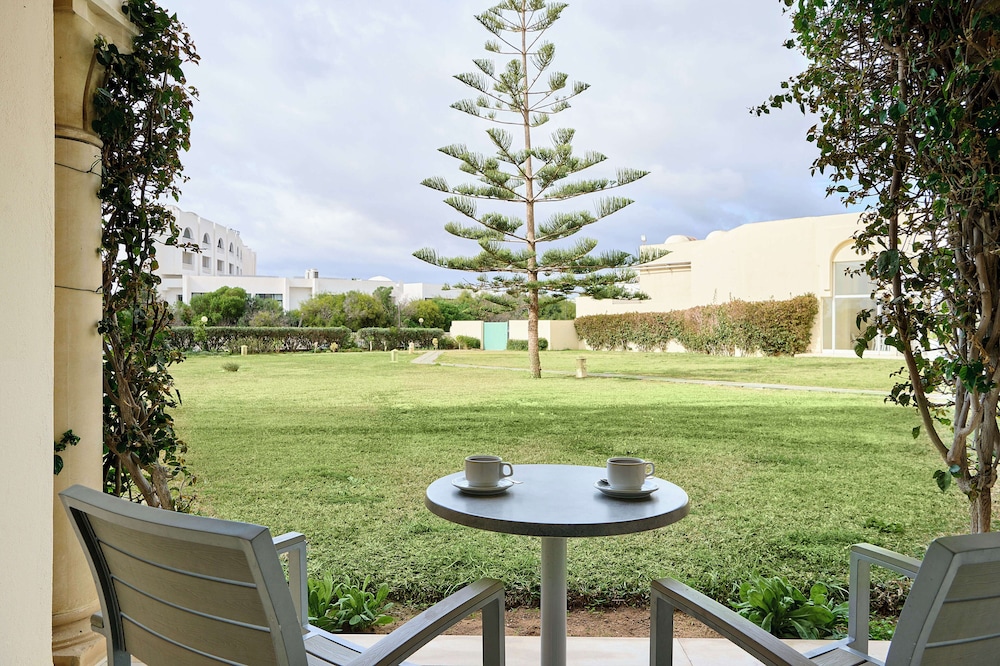 Iberostar Waves Averroes — Hotel building in Hammamet, Nabeul