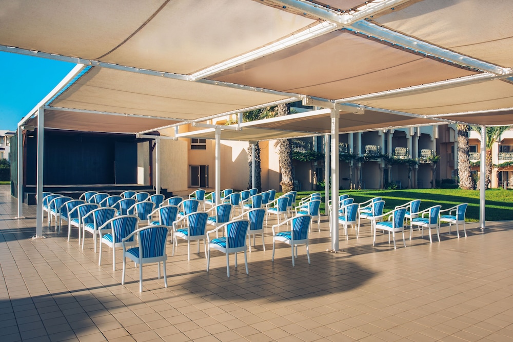 Iberostar Waves Averroes — Hotel building in Hammamet, Nabeul