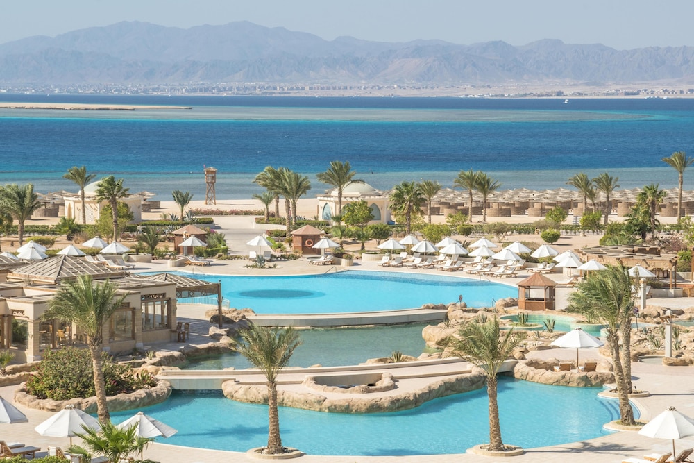 Kempinski Hotel Soma Bay — Swimming pool in Soma Bay, Red Sea