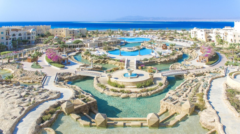 Kempinski Hotel Soma Bay — Swimming pool in Soma Bay, Red Sea