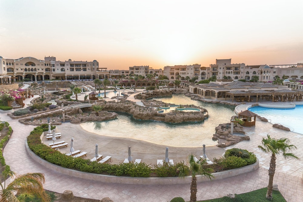 Kempinski Hotel Soma Bay — Swimming pool in Soma Bay, Red Sea