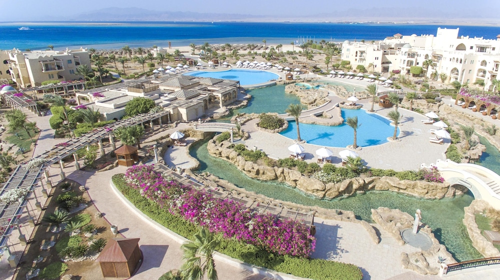 Kempinski Hotel Soma Bay — Swimming pool in Soma Bay, Red Sea