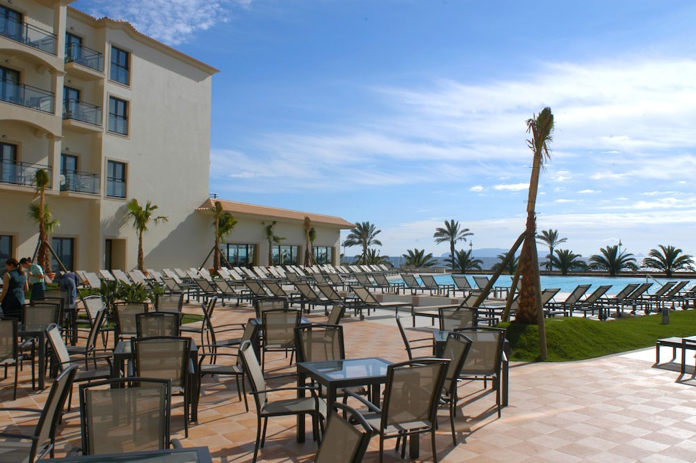 Vila Gale Santa Cruz Resort Hotel — Swimming pool in Santa Cruz, Madeira