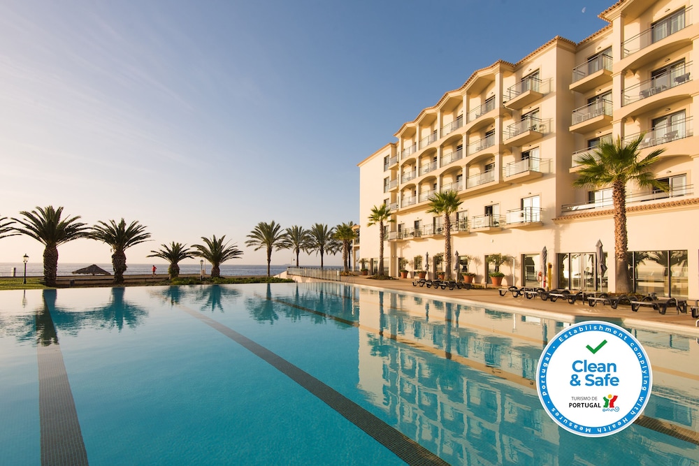 Vila Gale Santa Cruz Resort Hotel — Swimming pool in Santa Cruz, Madeira
