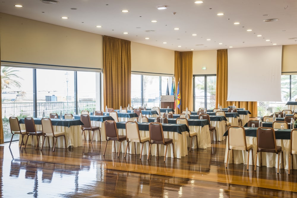 Vila Gale Santa Cruz Resort Hotel — Restaurant & bars in Santa Cruz, Madeira