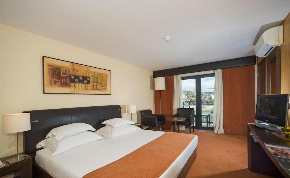 Vila Gale Santa Cruz Resort Hotel — Hotel rooms in Santa Cruz, Madeira