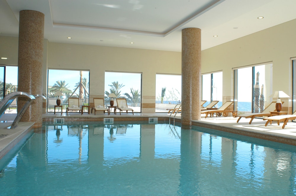 Vila Gale Santa Cruz Resort Hotel — Swimming pool in Santa Cruz, Madeira