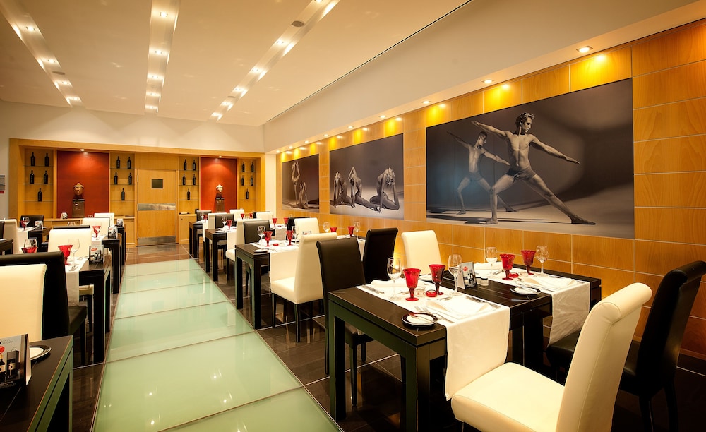 Vila Gale Santa Cruz Resort Hotel — Restaurant & bars in Santa Cruz, Madeira