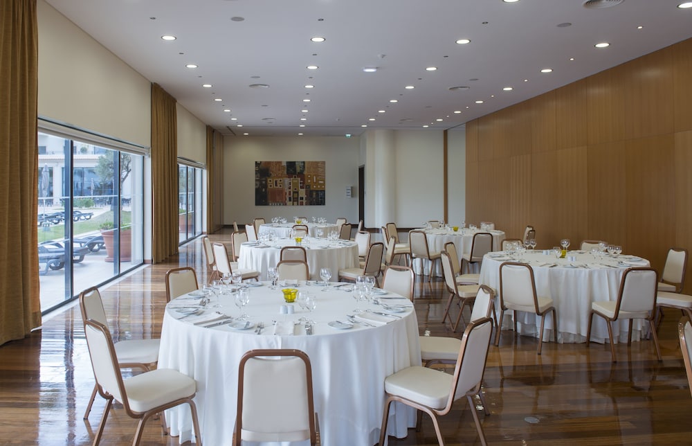 Vila Gale Santa Cruz Resort Hotel — Restaurant & bars in Santa Cruz, Madeira