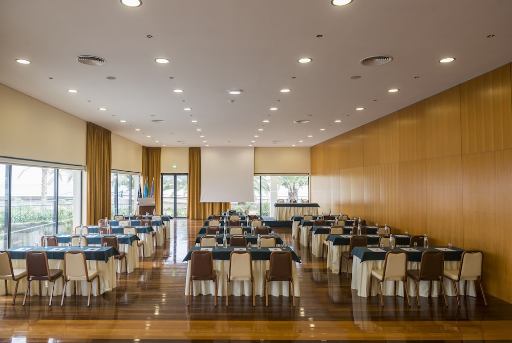 Vila Gale Santa Cruz Resort Hotel — Restaurant & bars in Santa Cruz, Madeira