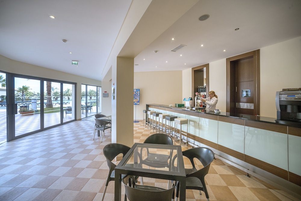 Vila Gale Santa Cruz Resort Hotel — Restaurant & bars in Santa Cruz, Madeira