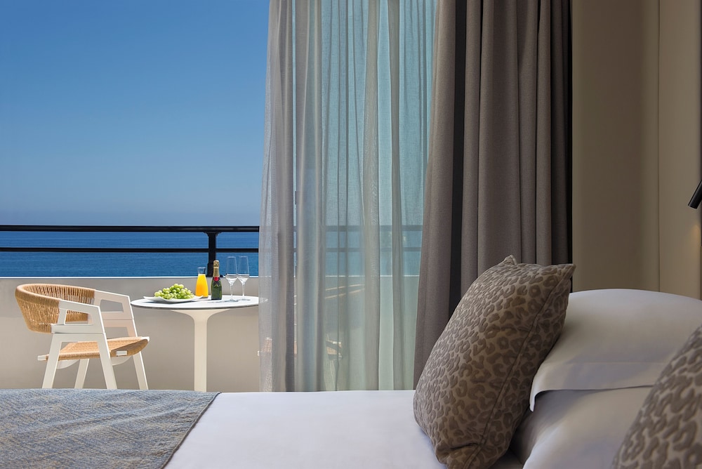 Amathus Beach Hotel Limassol — Hotel rooms in Limassol, Limassol Region