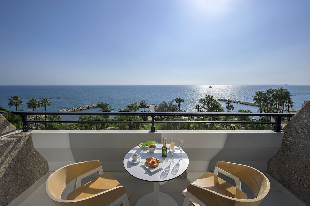 Amathus Beach Hotel Limassol — Hotel rooms in Limassol, Limassol Region