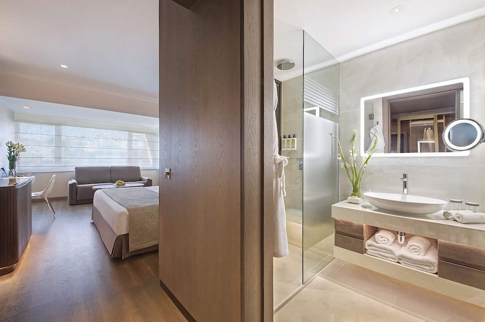 Amathus Beach Hotel Limassol — Hotel rooms in Limassol, Limassol Region