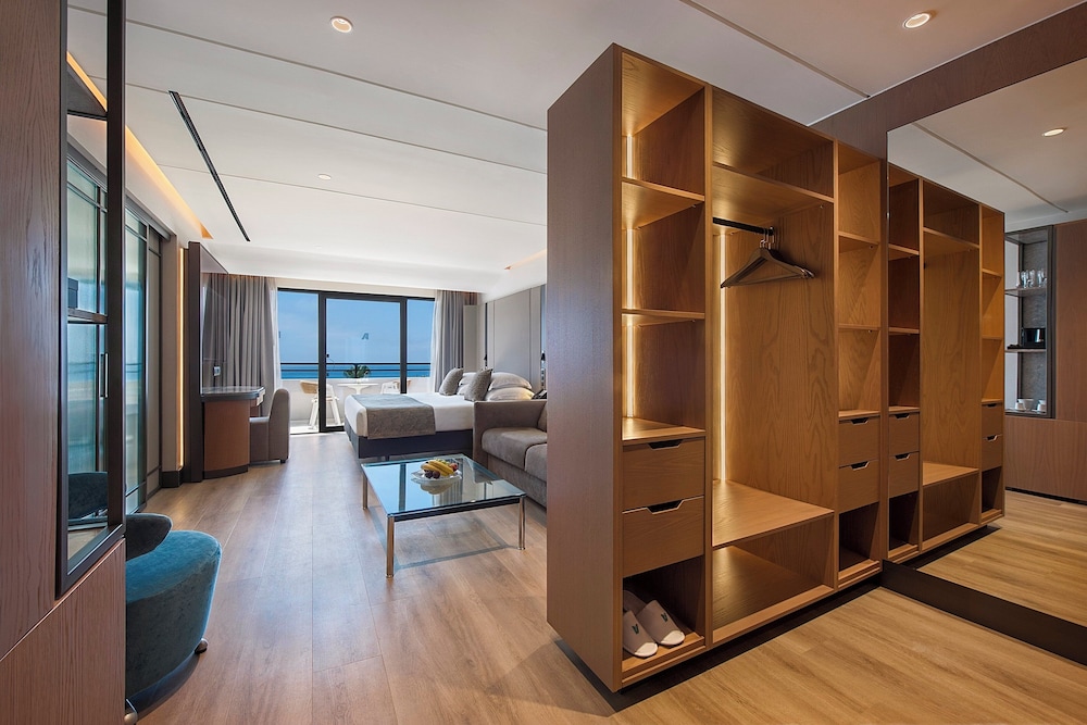 Amathus Beach Hotel Limassol — Hotel rooms in Limassol, Limassol Region