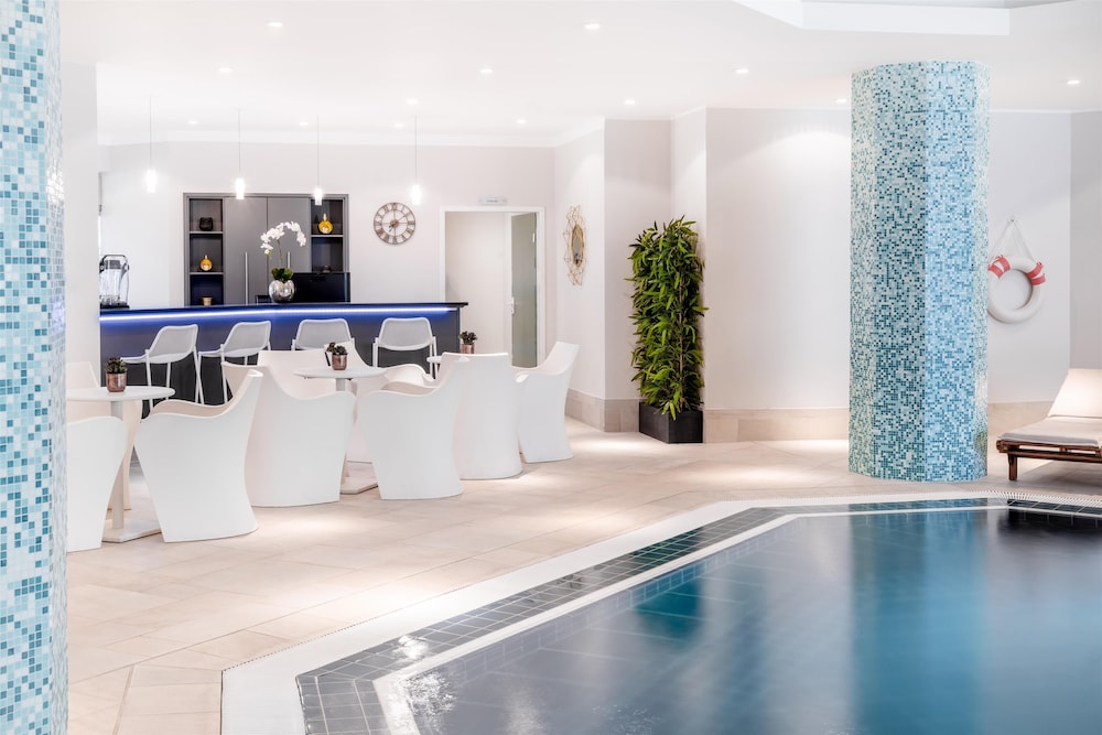 Hilton Berlin — Swimming pool in Berlin, Berlin