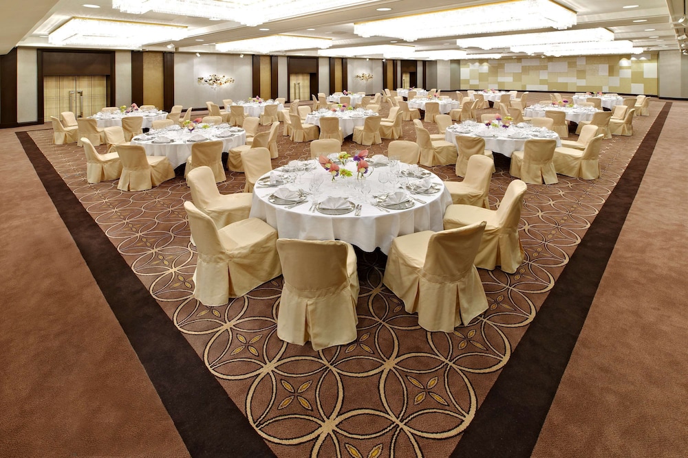 Hilton Berlin — Restaurant & bars in Berlin, Berlin