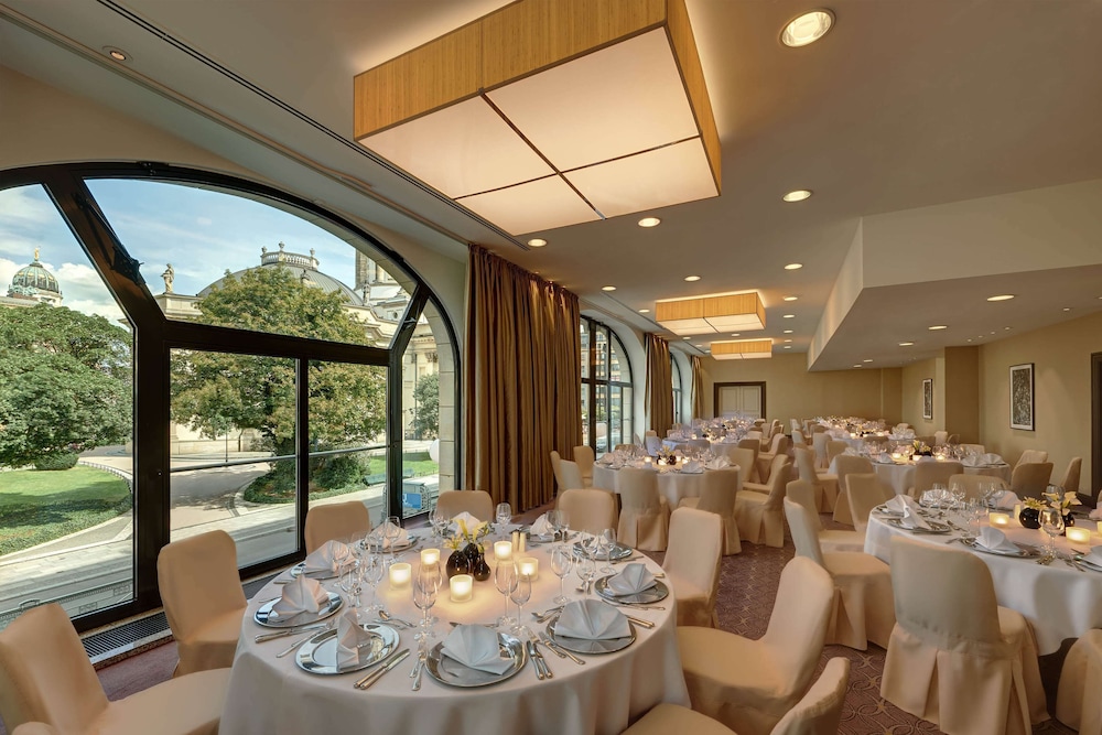 Hilton Berlin — Restaurant & bars in Berlin, Berlin