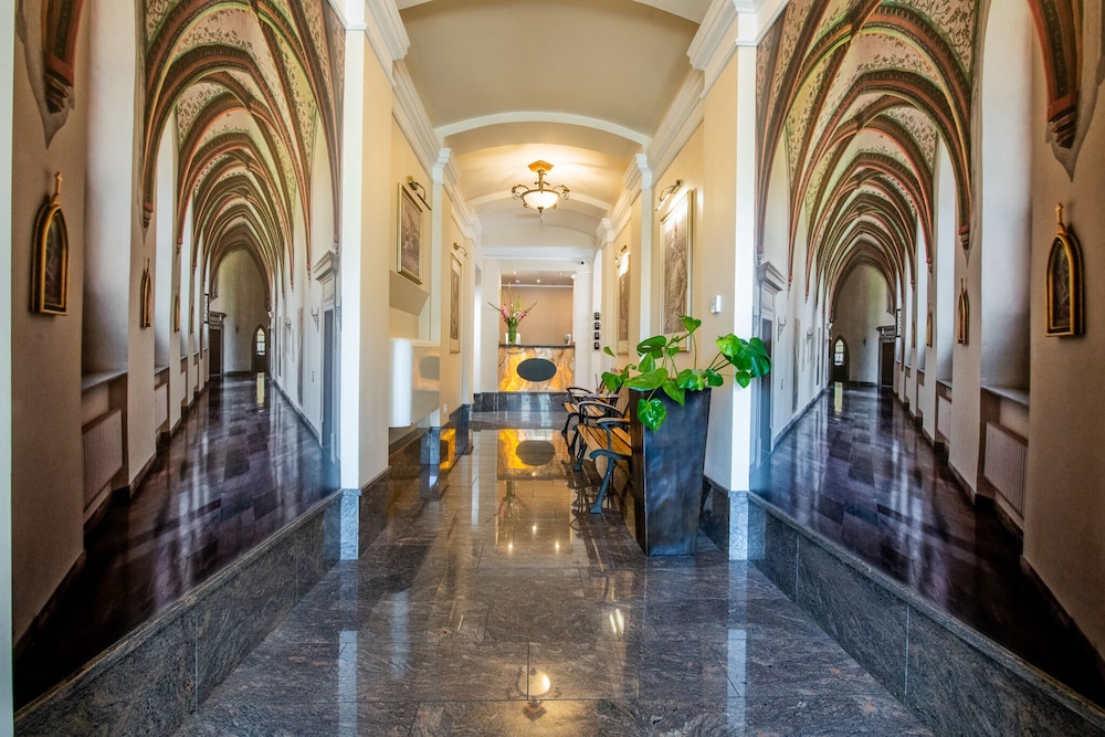 Aparthotel Globus — Hotel building in Krakow, Lesser Poland