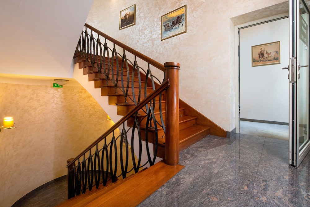 Aparthotel Globus — Hotel building in Krakow, Lesser Poland