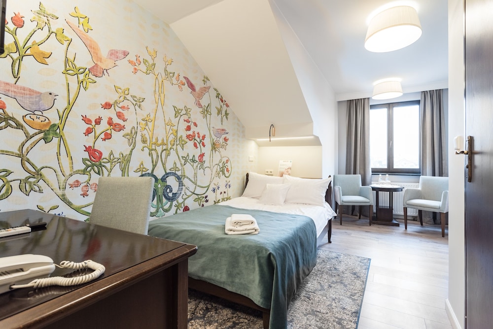 Hotel Ester — Hotel rooms in Krakow, Lesser Poland