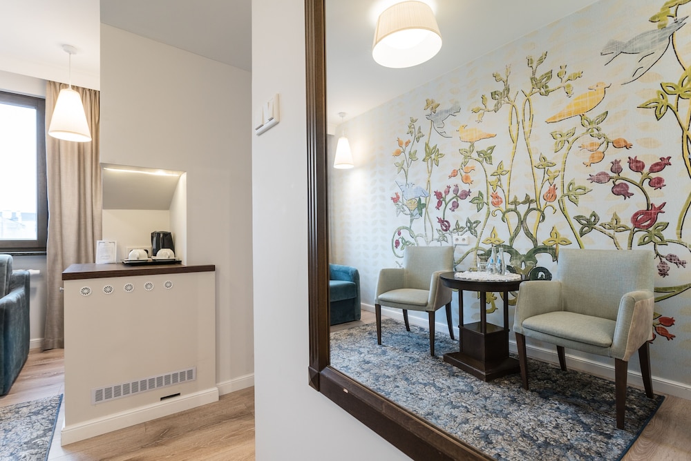 Hotel Ester — Hotel rooms in Krakow, Lesser Poland