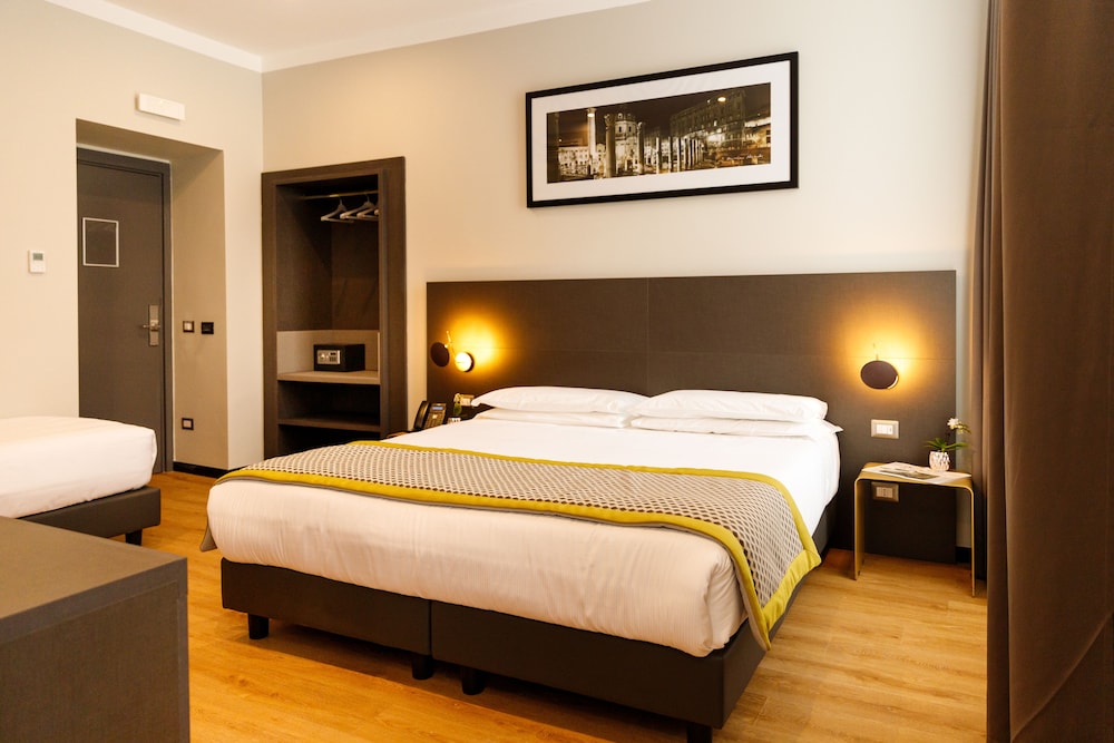 The Cross Hotel — Hotel rooms in Rome, Lazio