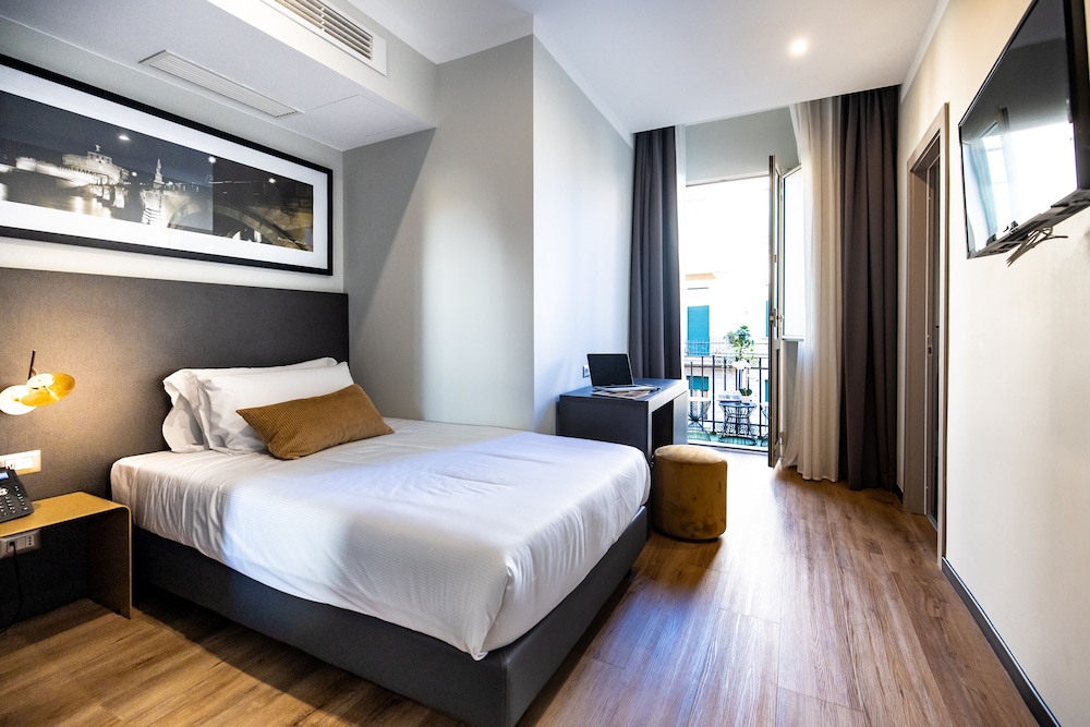 The Cross Hotel — Hotel rooms in Rome, Lazio