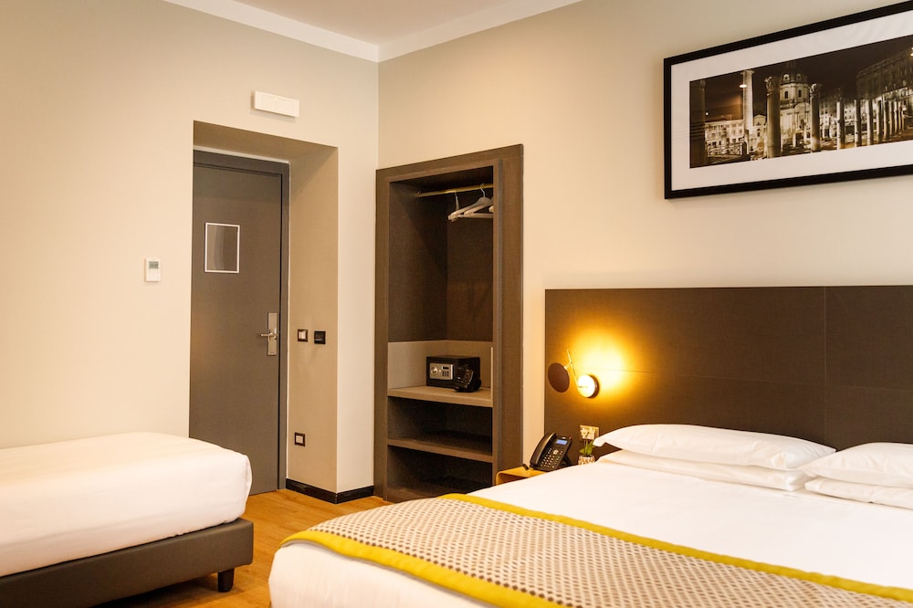 The Cross Hotel — Hotel rooms in Rome, Lazio
