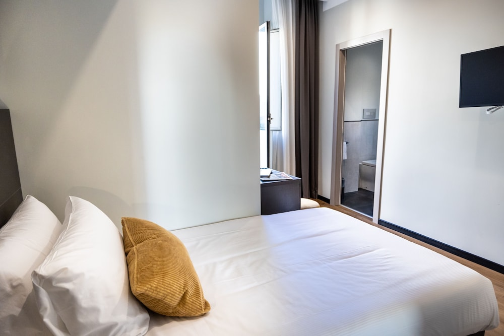 The Cross Hotel — Hotel rooms in Rome, Lazio