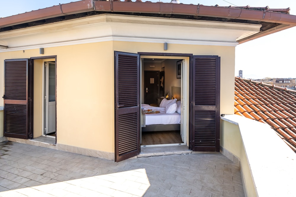 The Cross Hotel — Hotel rooms in Rome, Lazio