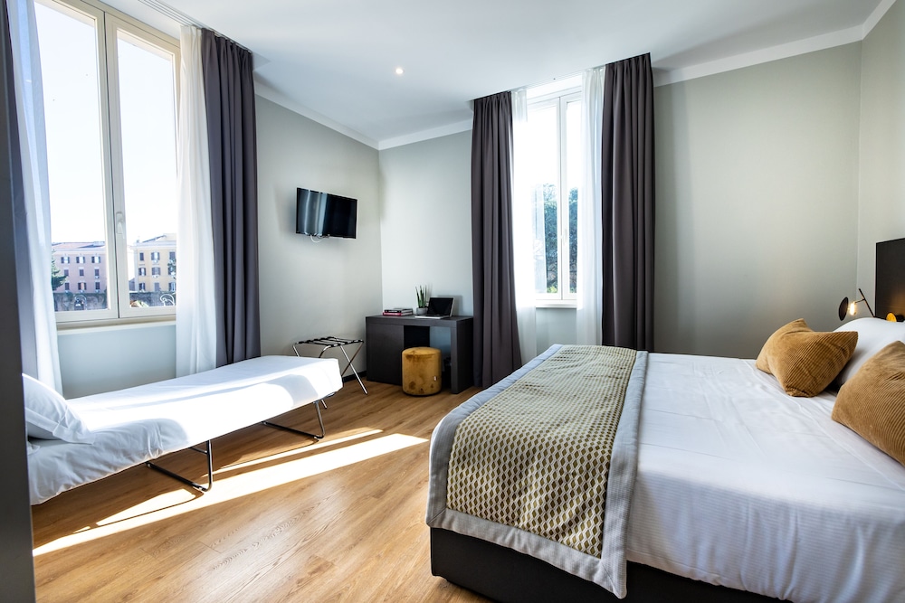 The Cross Hotel — Hotel rooms in Rome, Lazio