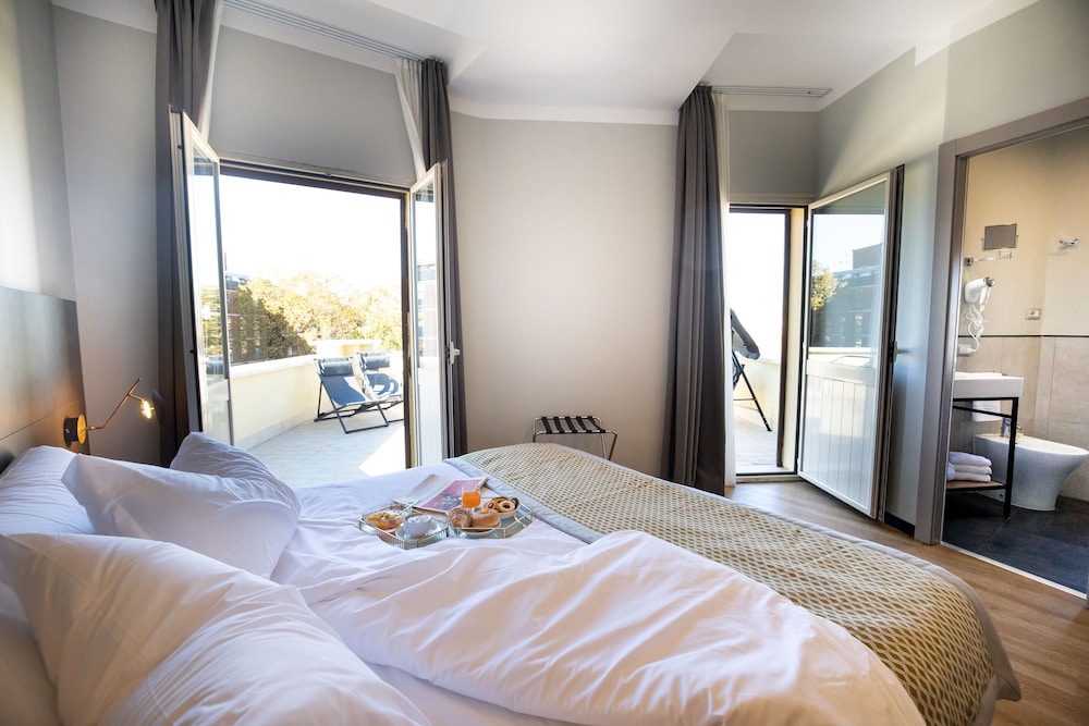 The Cross Hotel — Hotel rooms in Rome, Lazio
