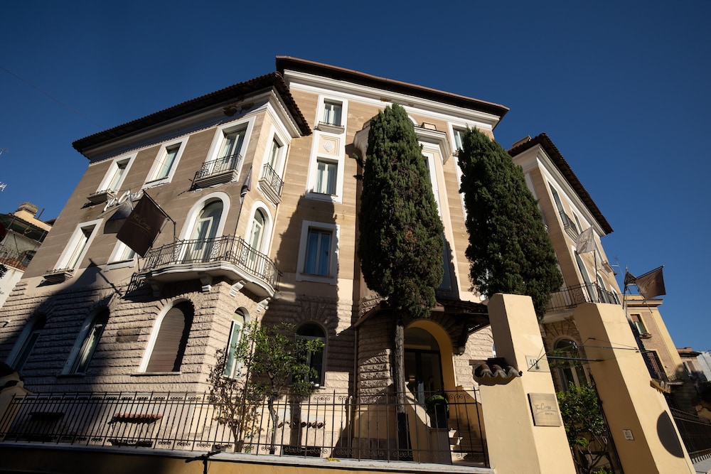 The Cross Hotel — Hotel building in Rome, Lazio