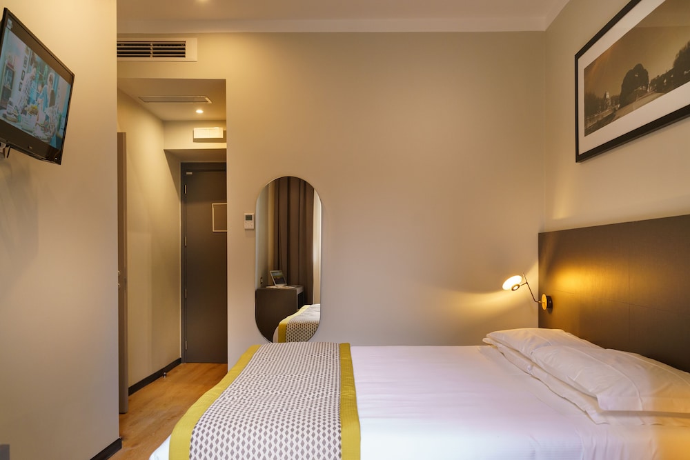 The Cross Hotel — Hotel rooms in Rome, Lazio