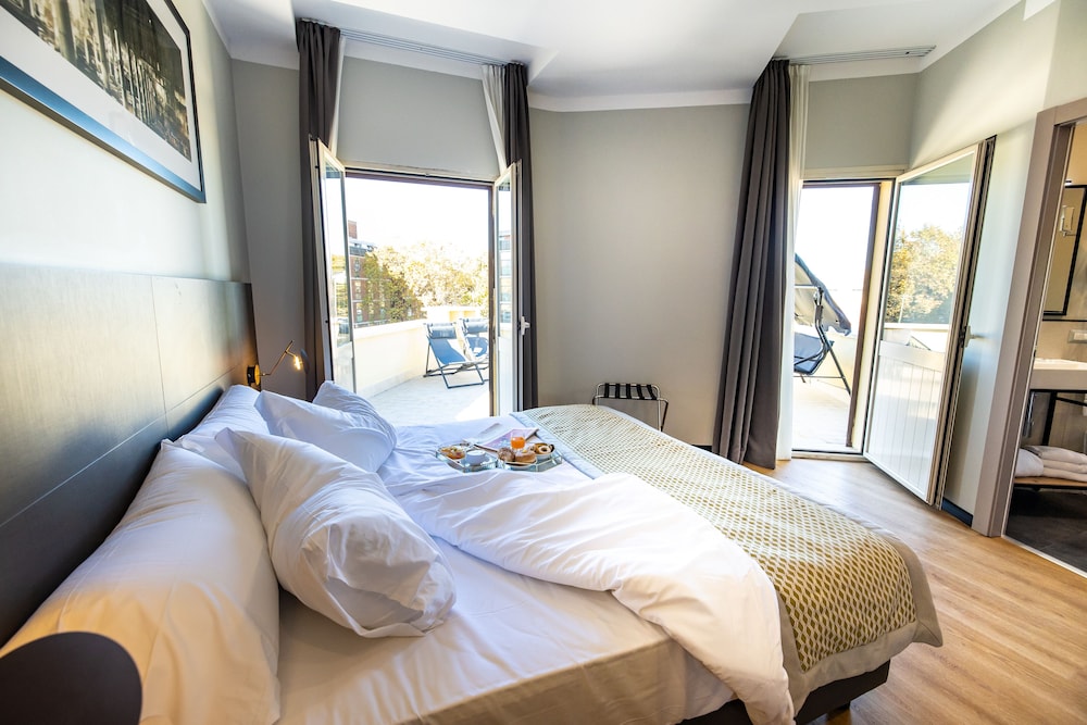 The Cross Hotel — Hotel rooms in Rome, Lazio