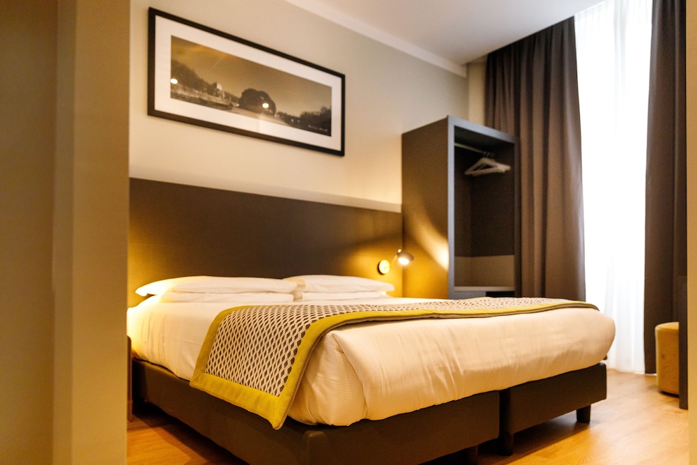 The Cross Hotel — Hotel rooms in Rome, Lazio