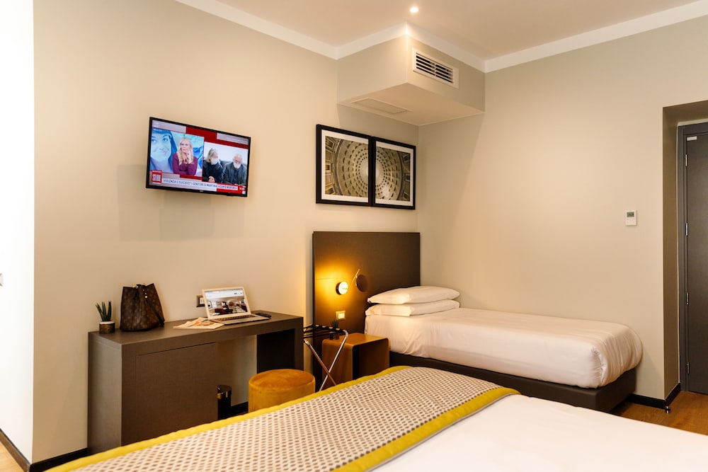 The Cross Hotel — Hotel rooms in Rome, Lazio