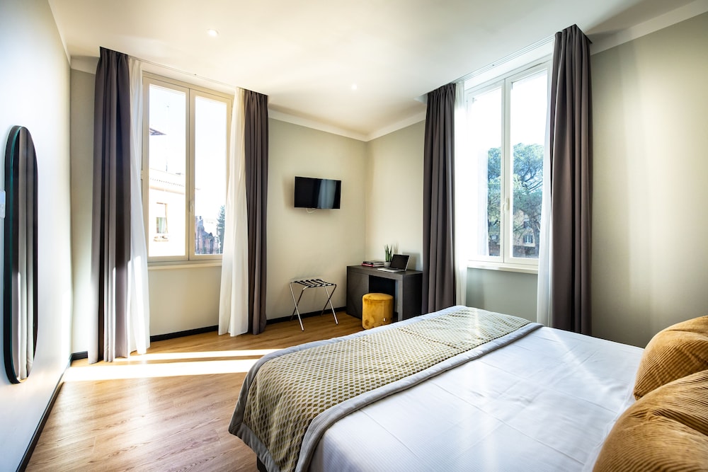 The Cross Hotel — Hotel rooms in Rome, Lazio